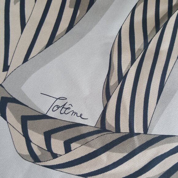 TOTEME ! 100% Silk Scarf , knotted Monogram (57X57CM) - Picture 10 of 11